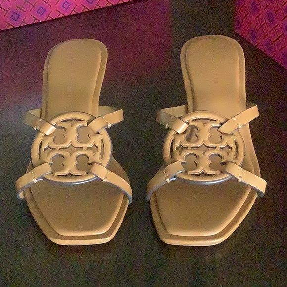 Bombe miller low heel sandal. Color caramel corn. New comes with original box